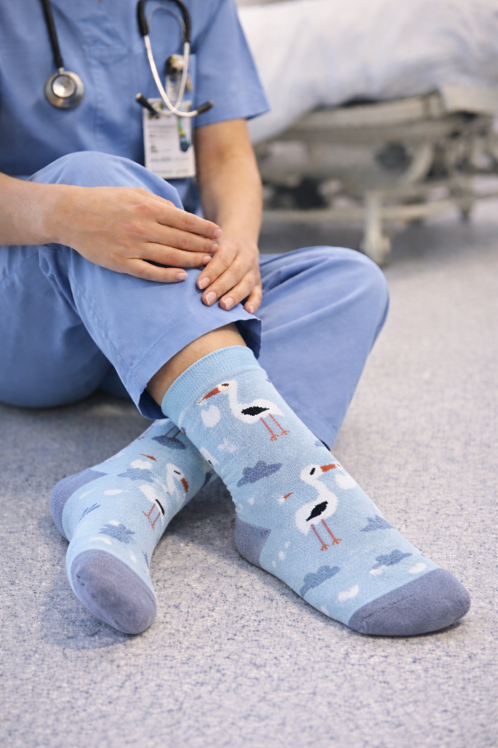 Lyseblå sokker med storkemønstre, ideelle til sygeplejersker, der giver komfort under lange vagter.