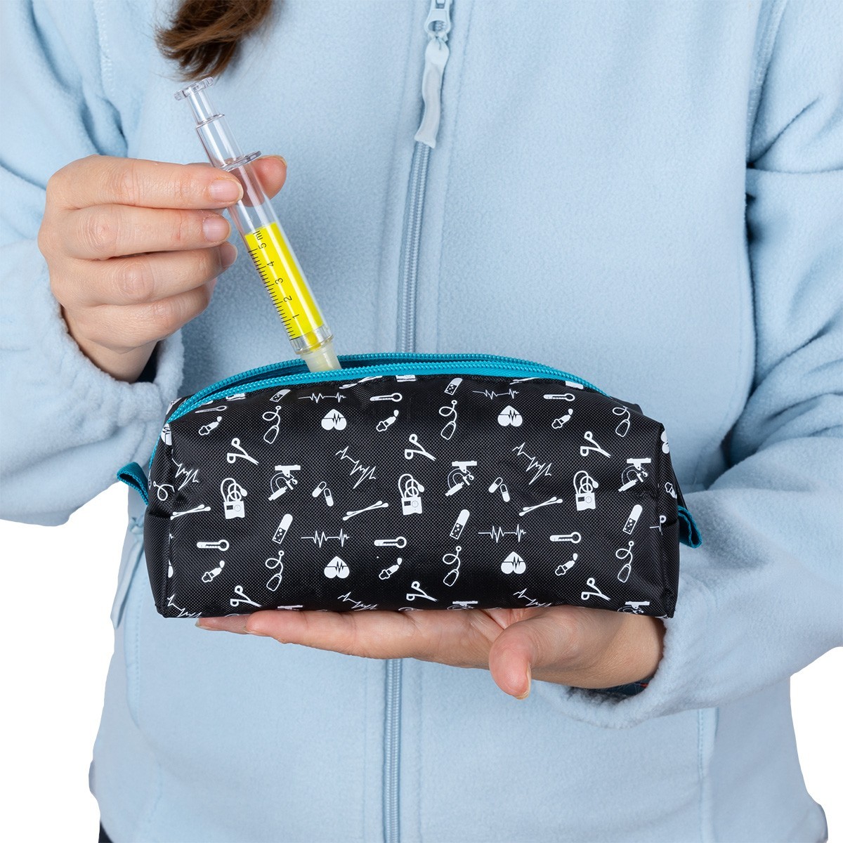 Pochette médicale noire avec icônes de soins de santé blanches, idéale pour les infirmières pour ranger seringues et outils.