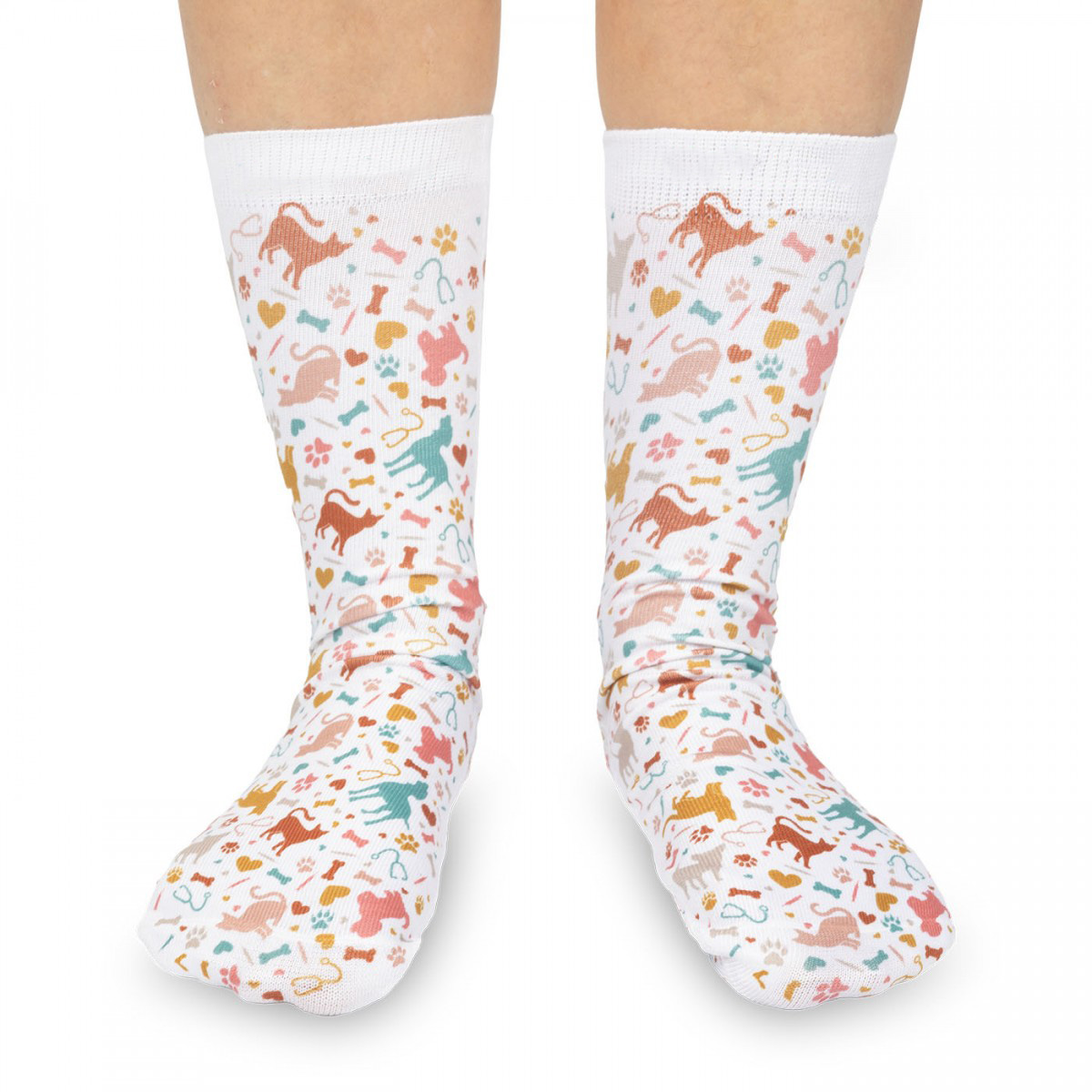 Witte crew-sokken voor dierenartsen met een kleurrijk patroon van katten, honden en medische apparatuur voor comfortabel dagelijks gebruik.