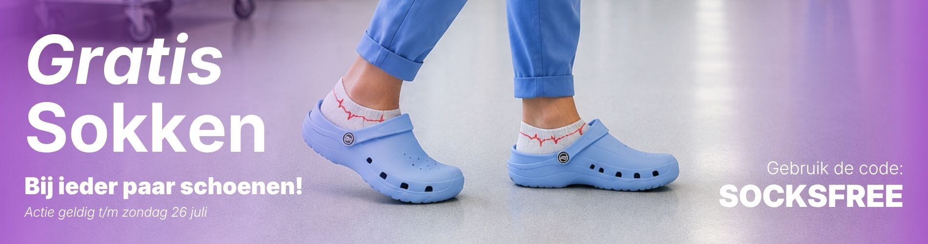 Lichtblauwe klompen gedragen door een zorgverlener, met een antislipontwerp dat comfortabel is voor lange diensten van 12 uur., klompen, crocs, ljochtblauw, socken, schoenen