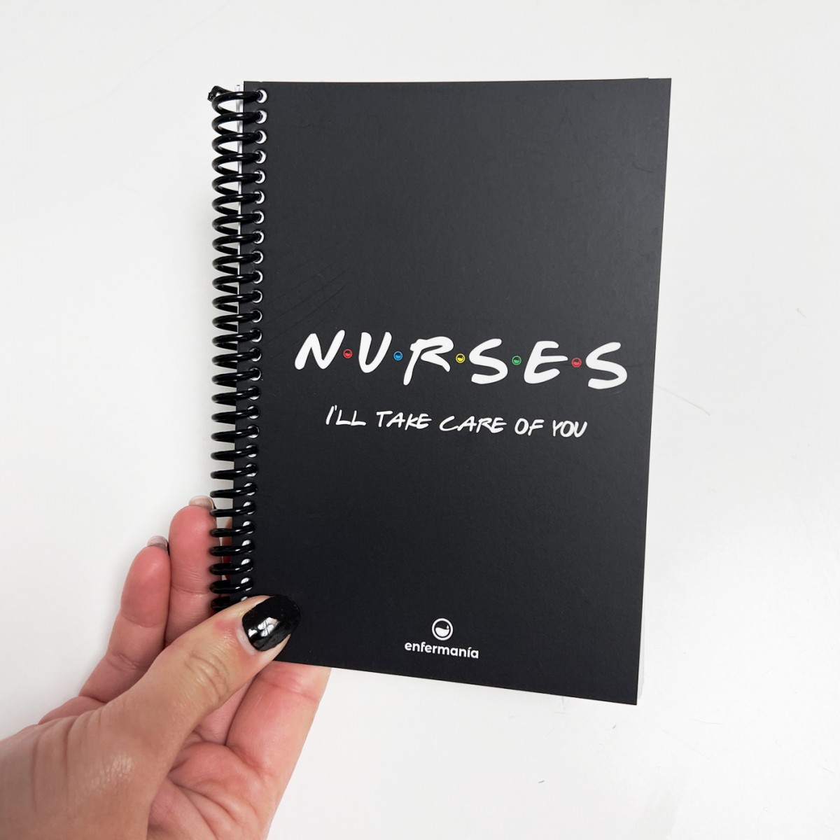 Schwarzes Spiralnotizbuch für Krankenschwestern mit farbenfroher Beschriftung und motivierendem Zitat, ideal zum Notieren von Notizen während der Schicht.