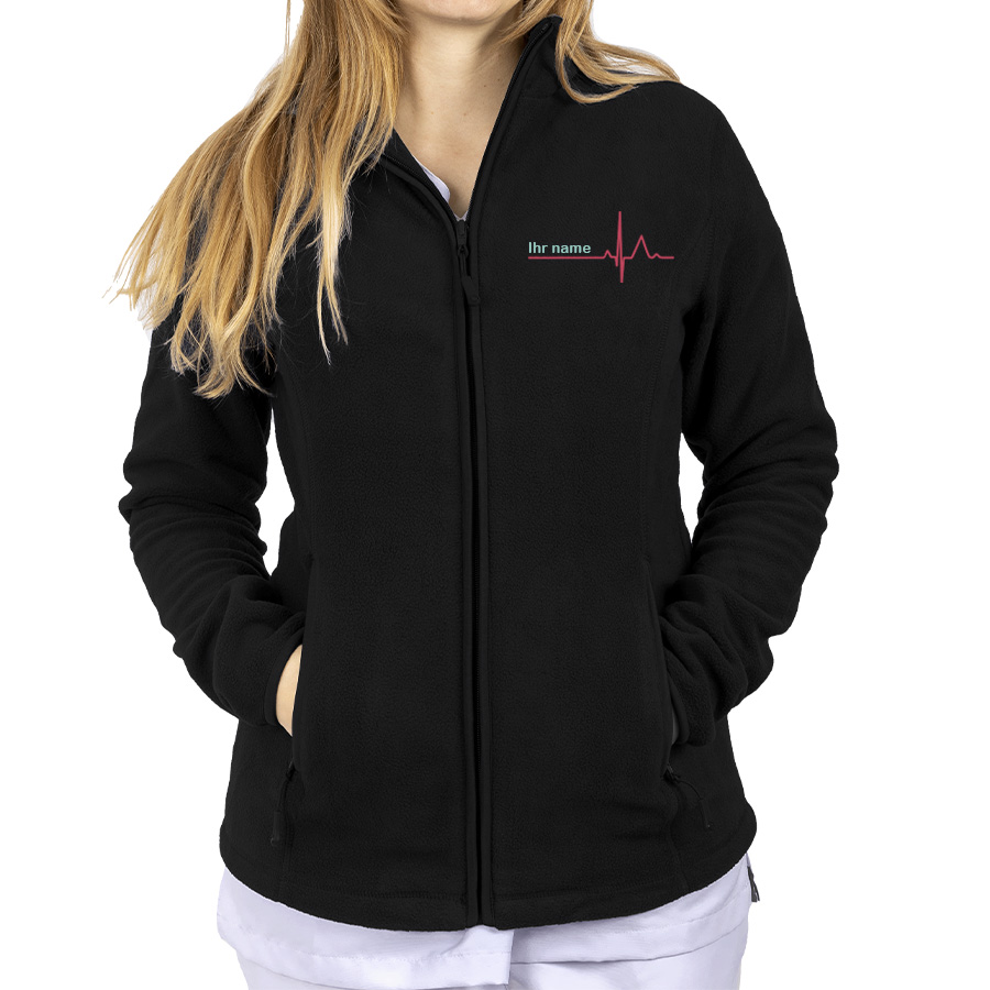 Schwarze Fleecejacke für medizinisches Personal mit personalisiertem Namen, ideal für Wärme während der Schicht.