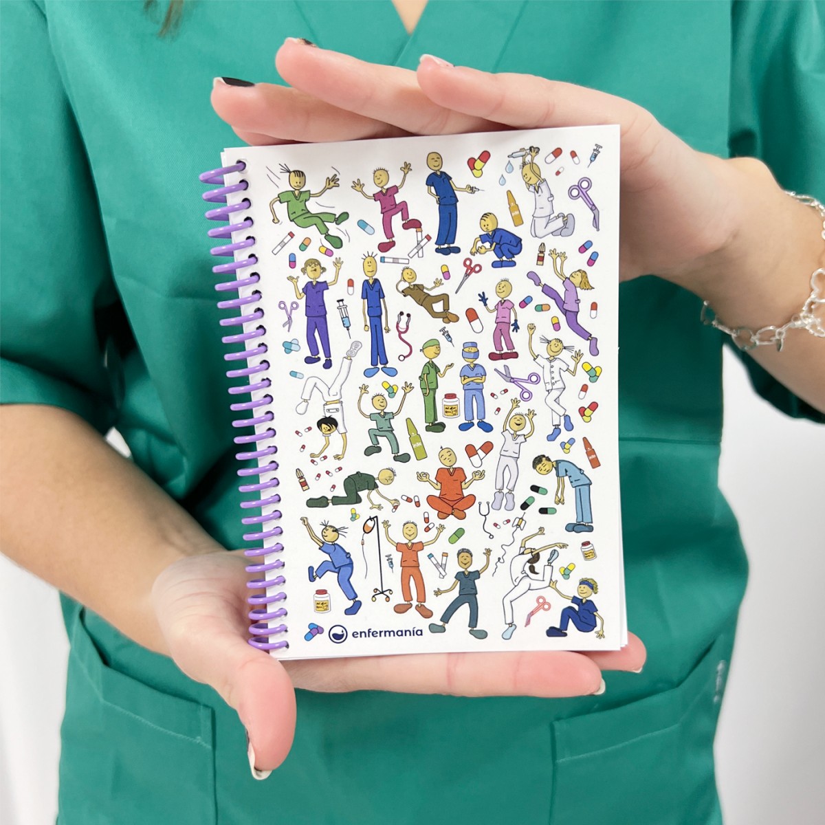 Farbenfrohes Spiralnotizbuch mit Illustrationen zum Thema Gesundheitswesen, ideal für Krankenschwestern und Mitarbeiter im Gesundheitswesen.