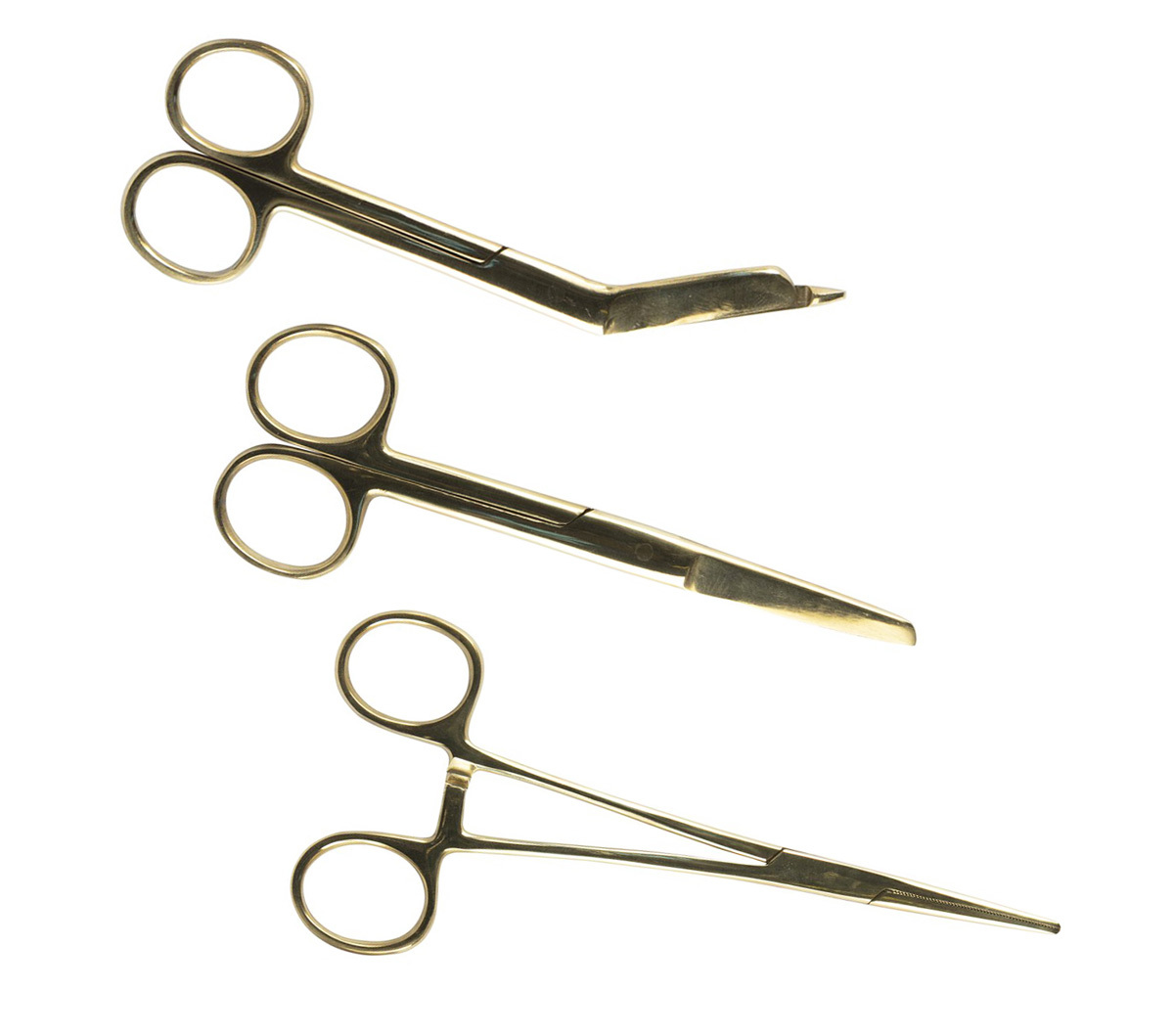 Tres instrumentos quirúrgicos de oro para trabajadores de la salud: tijeras para vendajes Lister para cortar apósitos, pinzas de disección y pinza hemostática Kelly para sujetar los vasos sanguíneos durante los procedimientos.