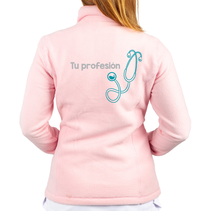 Chaqueta polar rosa para trabajadores de la salud con diseño de estetoscopio, ideal para comodidad durante turnos largos.