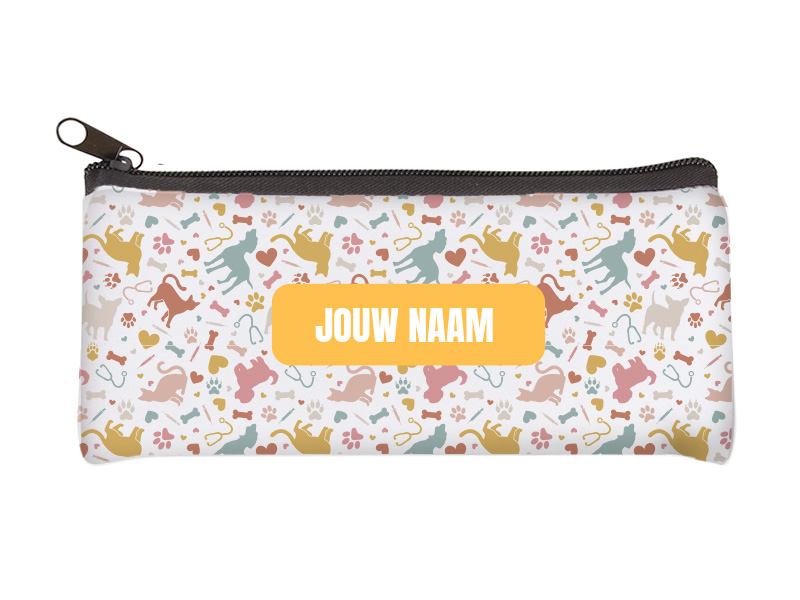 Wit etui voor veterinaire verpleegsters met een kleurrijk patroon van katten, harten en stethoscopen met een aanpasbaar naamlabel.