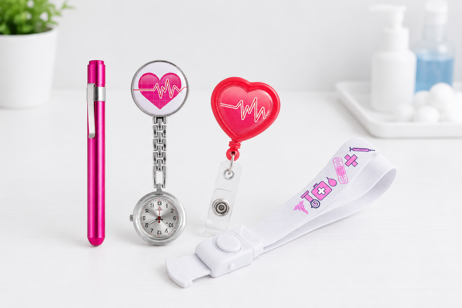 Farbenfrohes Zubehör für Krankenschwestern, darunter ein rosafarbener Stift, eine herzförmige Abzeichenrolle und eine Taschenuhr für medizinisches Fachpersonal.