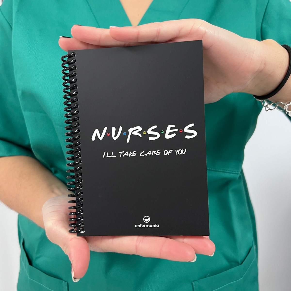 Schwarzes Notizbuch für Krankenschwestern mit Spiralbindung und Motivationstext, ideal zum Notieren von Notizen während der Schicht.