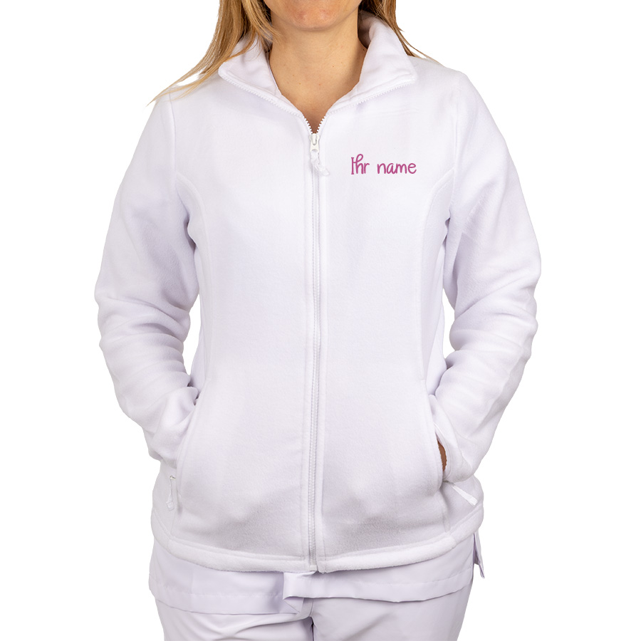 Eine weiße Fleecejacke für medizinisches Fachpersonal mit durchgehendem Reißverschluss, Seitentaschen und anpassbarer Stickerei für Krankenschwestern.
