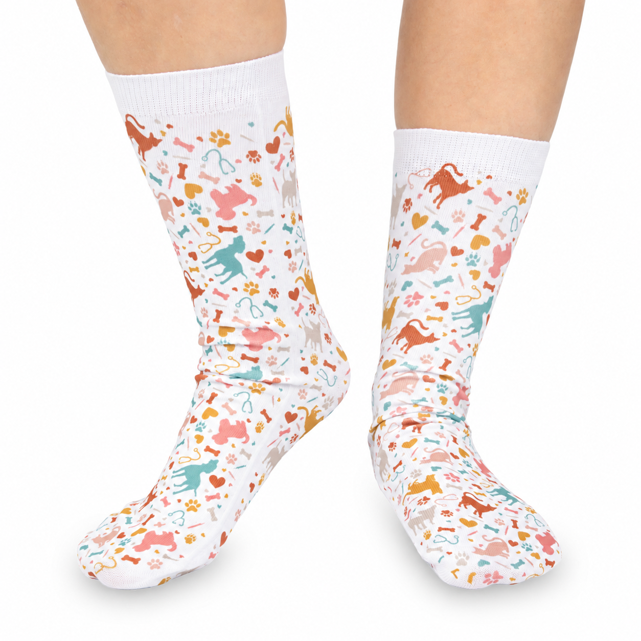 Witte crew-sokken voor verpleegsters met een kleurrijk patroon van katten, harten en stethoscopen, perfect voor comfortabele lange klinische diensten.