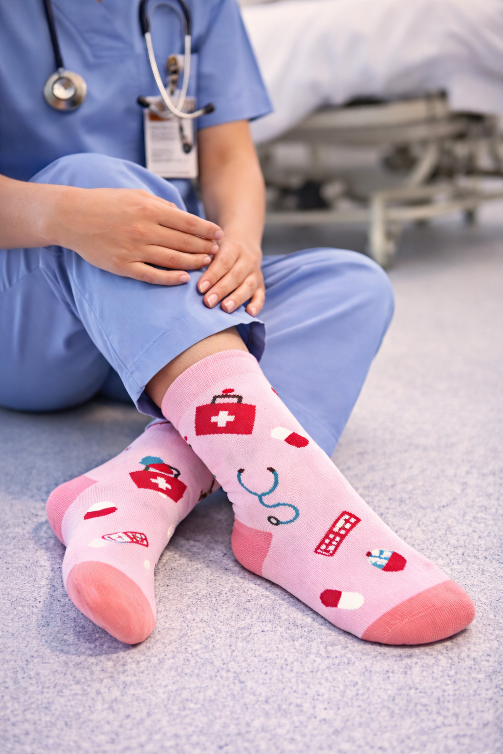 Pink sokker med medicinske symboler, ideelle til sygeplejersker, der giver komfort under lange vagter.