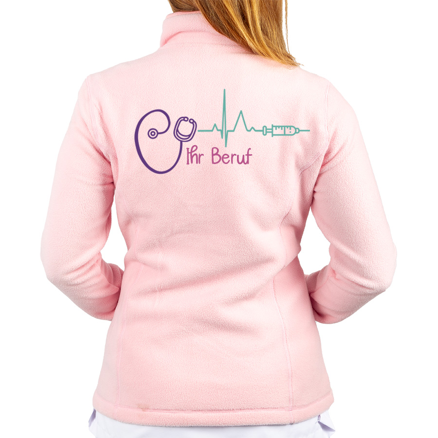 Rosa Fleecejacke für Krankenschwestern mit lila Stethoskop, grünem Herzschlag und Spritzengrafik auf der Rückseite, ideal für Komfort.