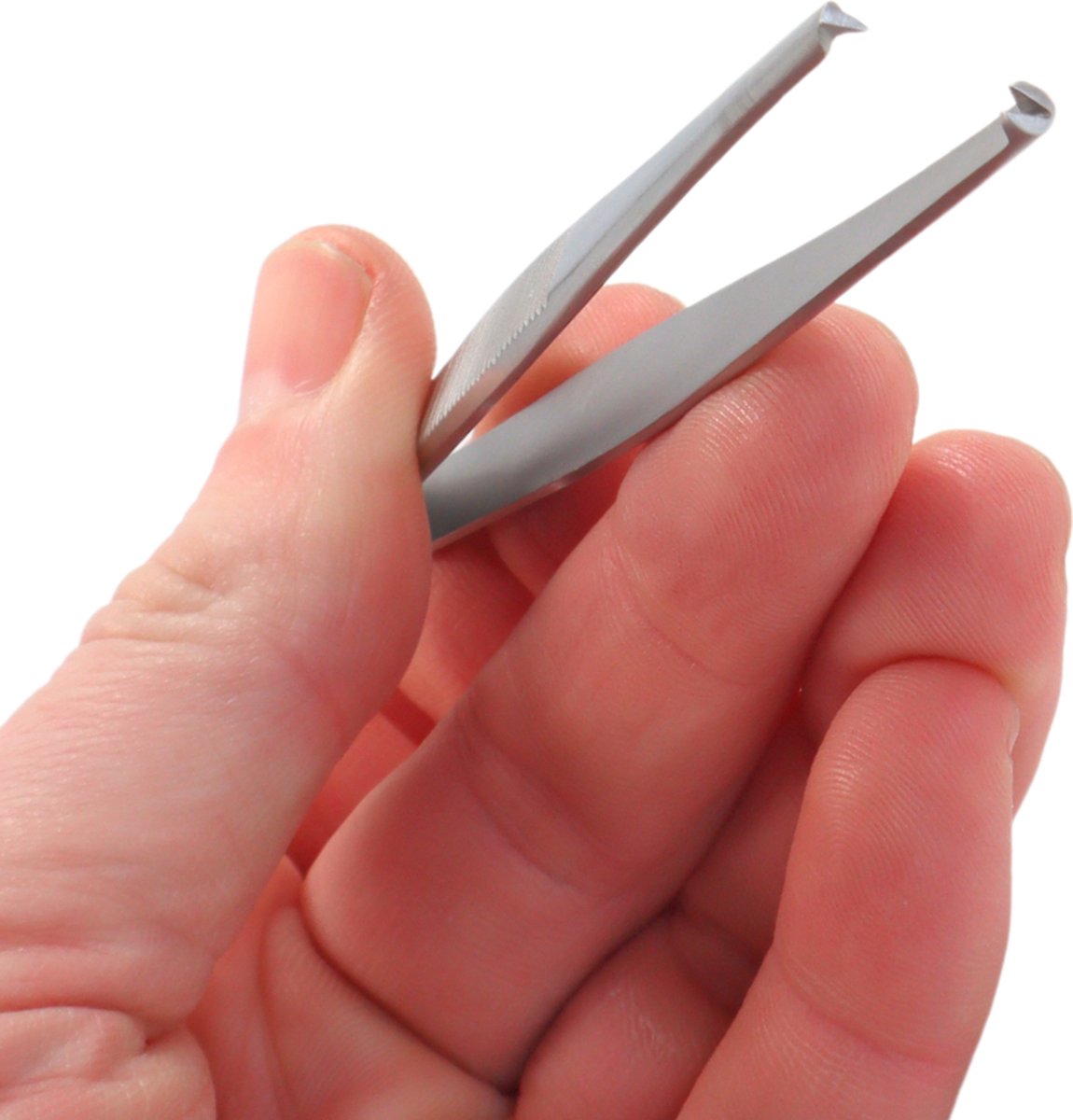 Roestvrijstalen pincet in de hand, ideaal voor verpleegkundigen en gezondheidswerkers voor precieze taken.