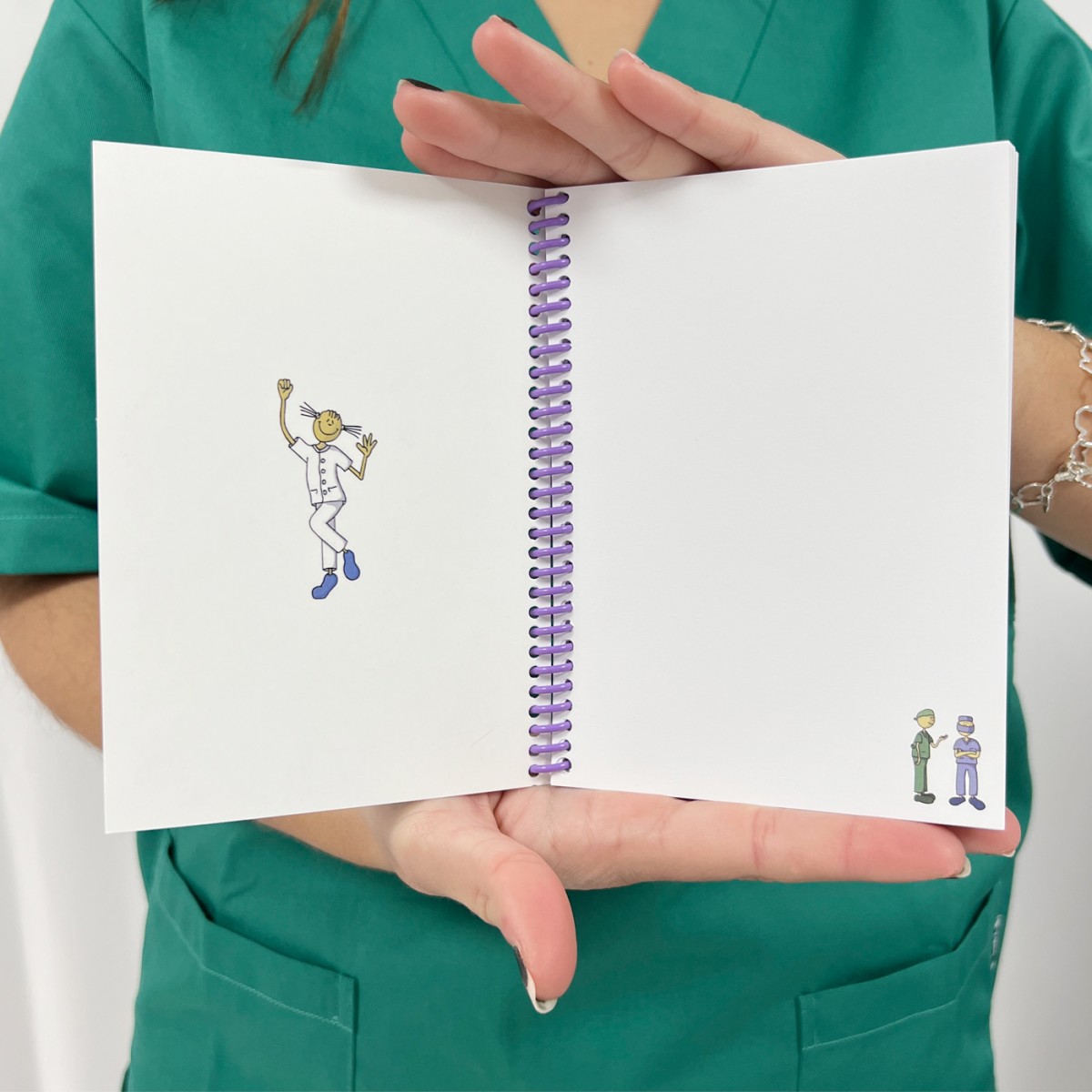 Weißes Spiralnotizbuch mit farbenfrohen Illustrationen zum Gesundheitswesen, ideal für Krankenschwestern und medizinisches Personal.