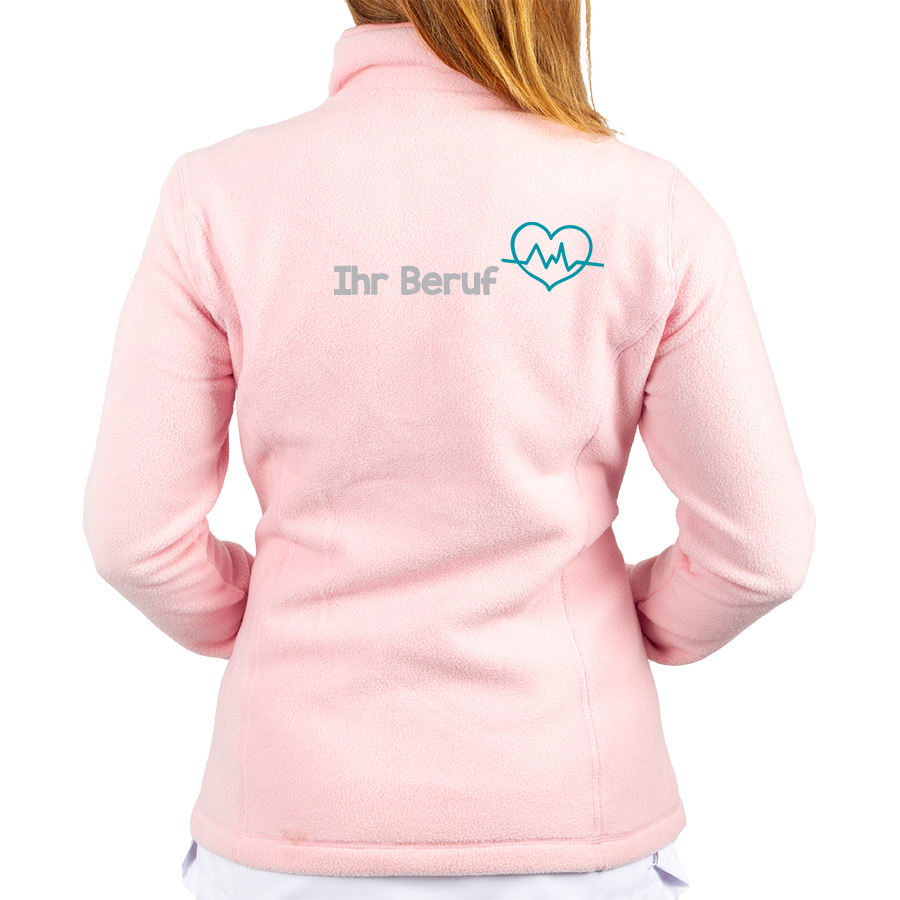 Rosa Fleecejacke für medizinisches Personal mit Herzgrafik, ideal für Komfort bei langen Schichten.