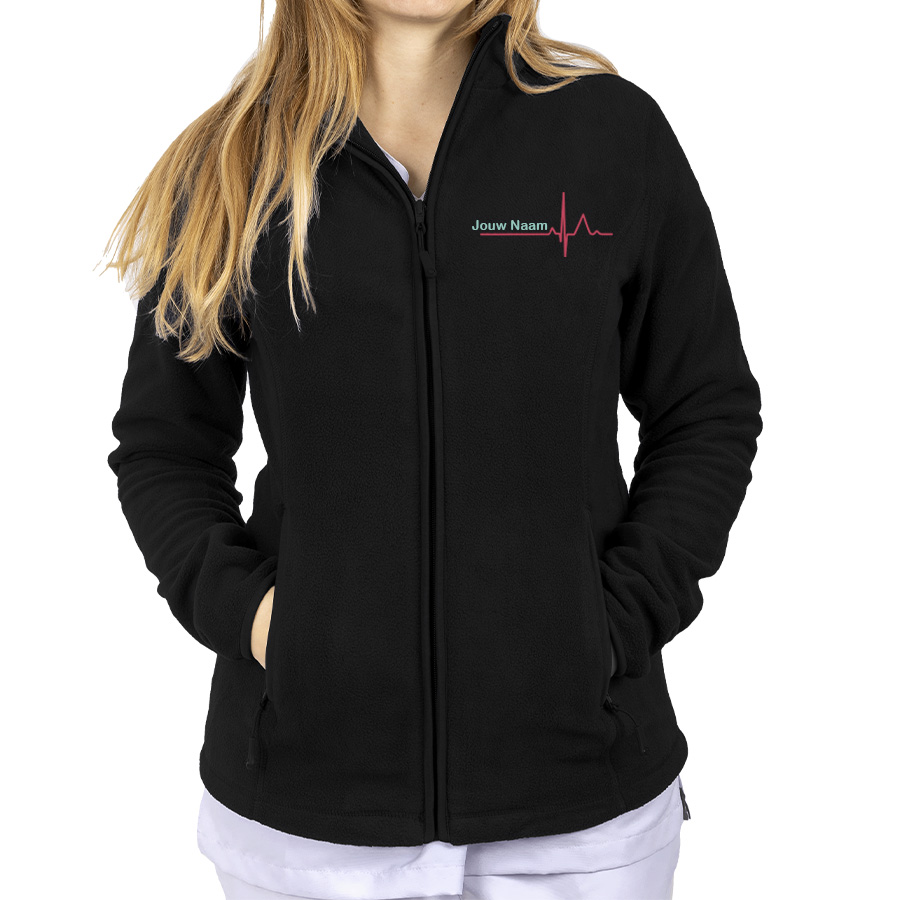 Zwart fleecejack voor gezondheidswerkers met een gepersonaliseerd logo, ideaal voor warmte tijdens lange diensten.