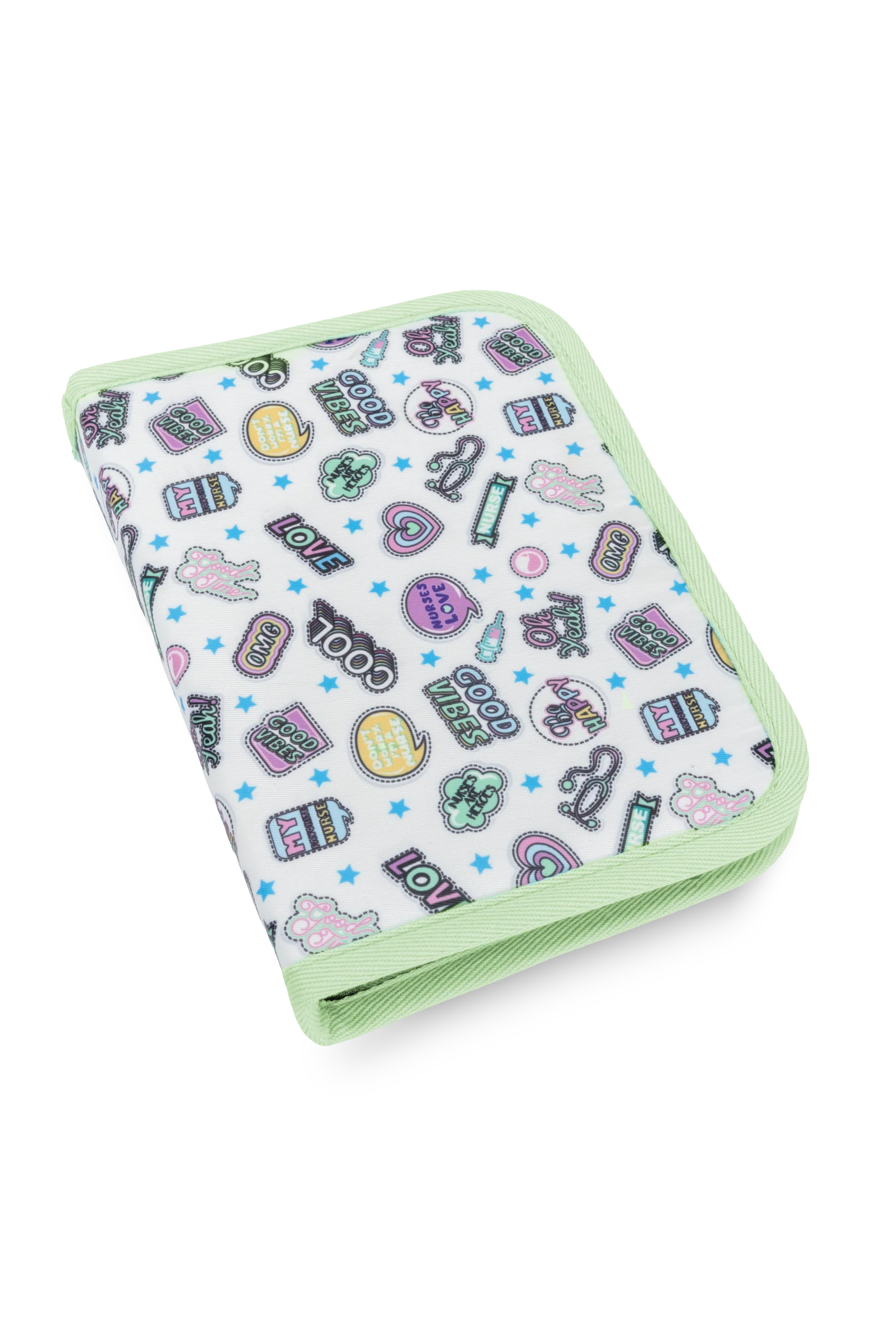 Bolsa organizadora para enfermeras de color blanco con ribete verde claro y pegatinas coloridas con temas de atención médica, ideal para guardar herramientas médicas esenciales.