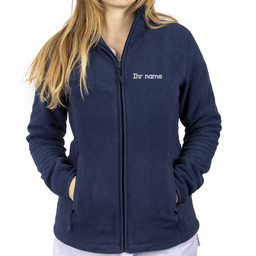 Dunkelblaue Fleecejacke für medizinisches Personal, personalisierbar mit „Ihr Name“. Verfügt über einen durchgehenden Reißverschluss, Seitentaschen und ist ideal zum Schichten in kühlen Umgebungen.