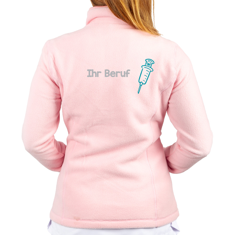 Rosa Fleecejacke für medizinisches Personal mit Spritzengrafik und „Ihr Beruf“-Schriftzug auf der Rückseite, ideal für Komfort.