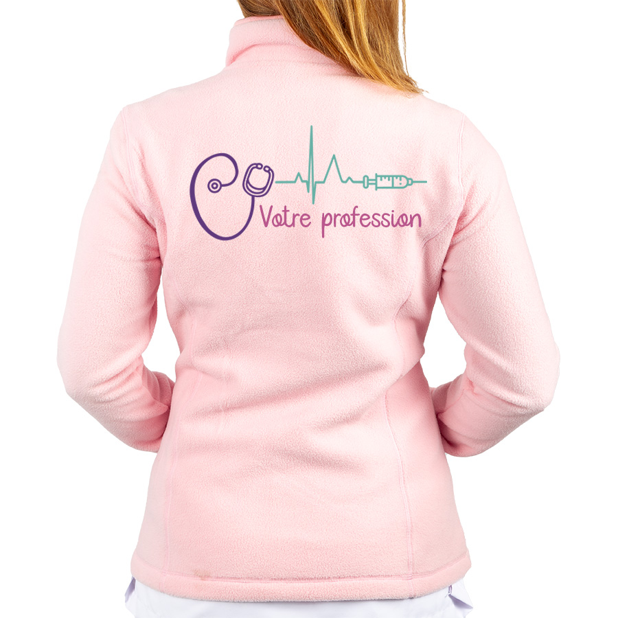 Veste polaire rose pour infirmières avec un stéthoscope violet et un graphique de battements de cœur vert, idéale pour le confort pendant les longs quarts de travail.