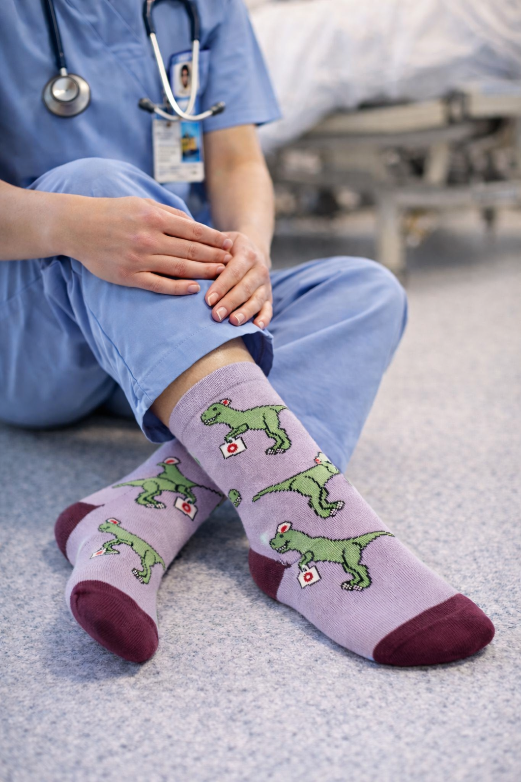 Lila Socken mit Dinosaurier-Design, ideal für Krankenschwestern, mit lustigem Muster für Komfort bei langen Schichten.