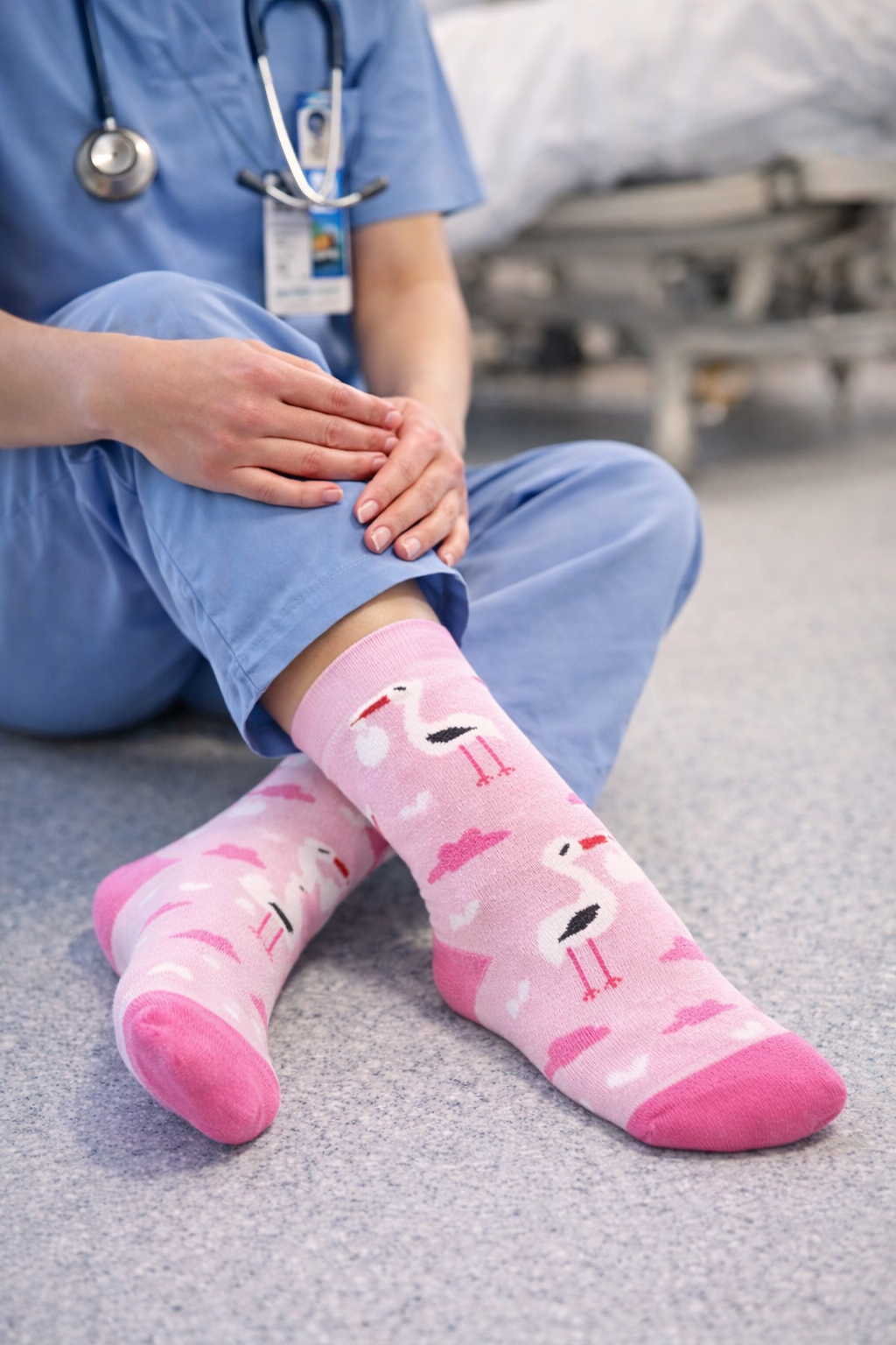 Pink sokker med storkemønstre, ideelle til sygeplejersker, der giver komfort under lange vagter.
