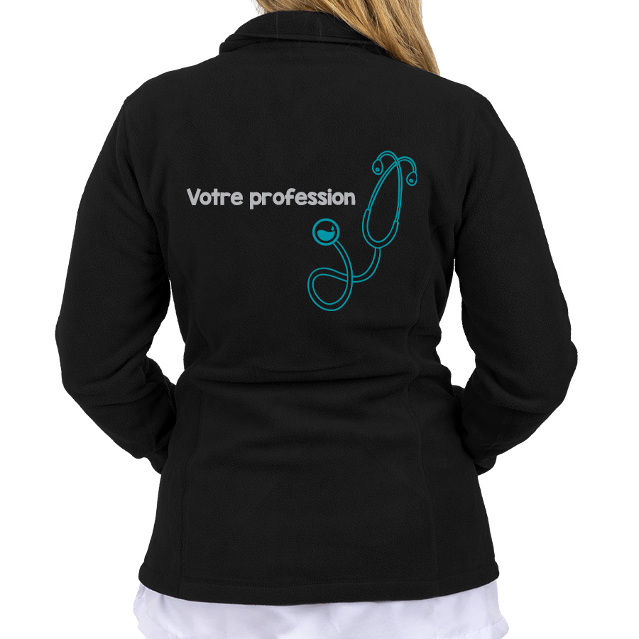 Veste polaire noire pour professionnels de la santé avec un graphique de stéthoscope bleu sarcelle et un texte dans le dos, idéale pour avoir chaud pendant les quarts de travail.